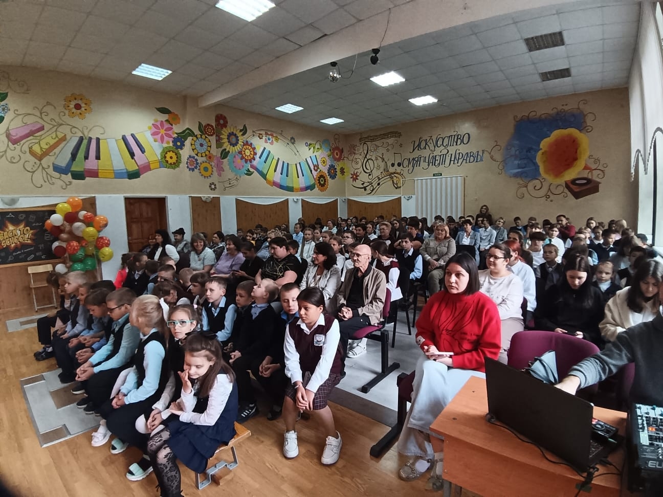 Сегодня в Клюквинскую санаторную школу-интернат приехали артисты Концертно-творческого центра М.С. Щепкина.