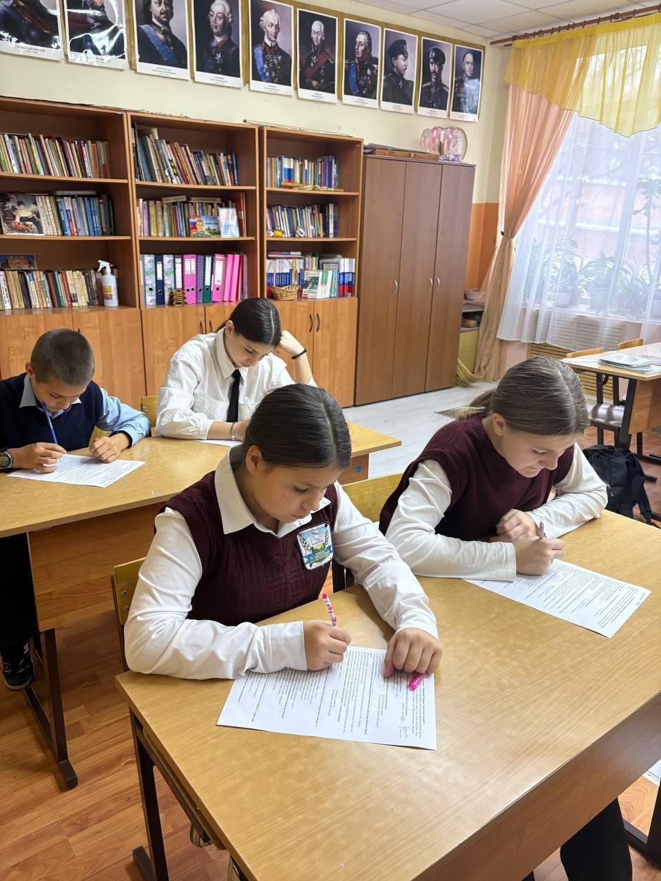 Движение первых.