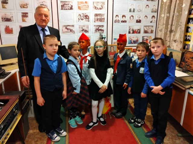 Посещение школьного музея первоклассниками.