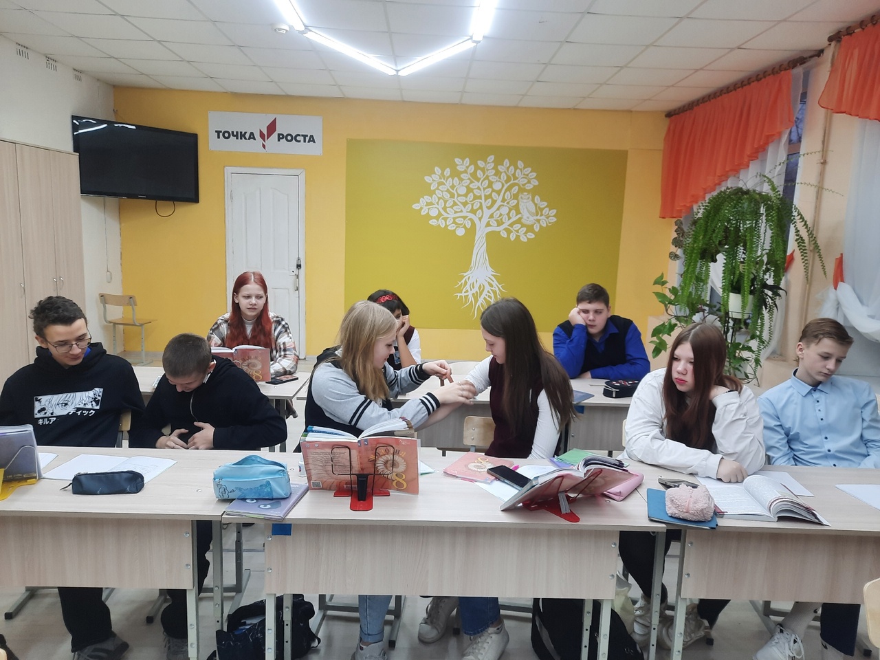 Учащиеся 8 классов познакомились с правилами оказания первой помощи.